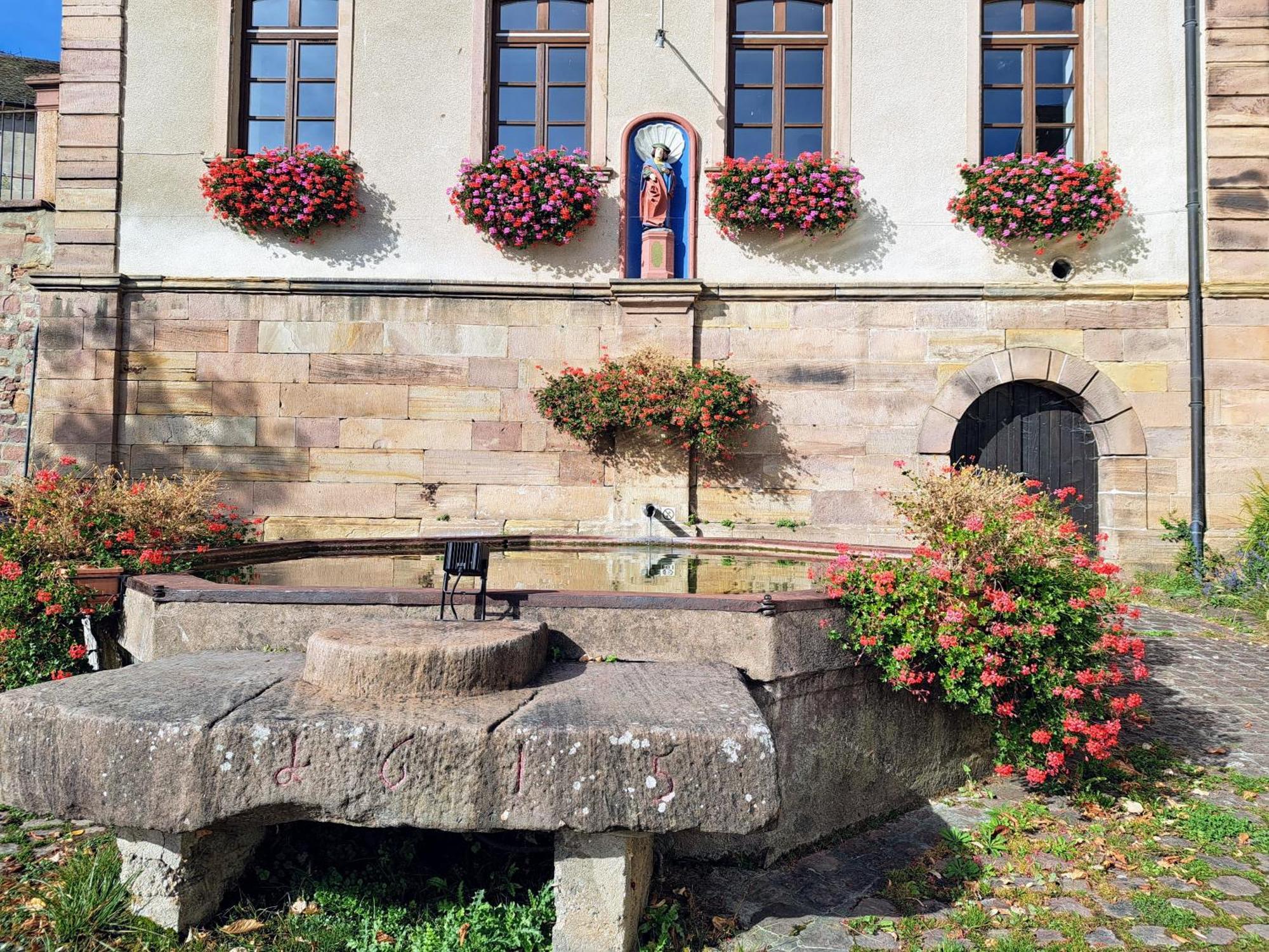 Grand Gite Dans Maison Alsacienne Historique Gueberschwihr Exterior foto